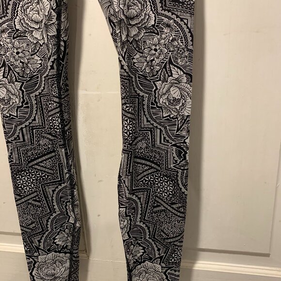 Lululemon~ NWOT!!~ Yoga Pants - Picture 7 of 16